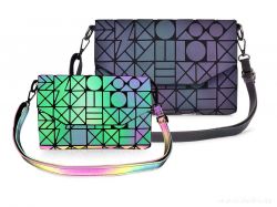 CHAMELEON GEOMETRIC CROSSBODY KABELKA reflexně svítící při dopadu světla